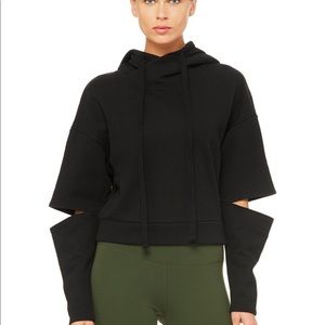 Also open-elbow sweatshirt